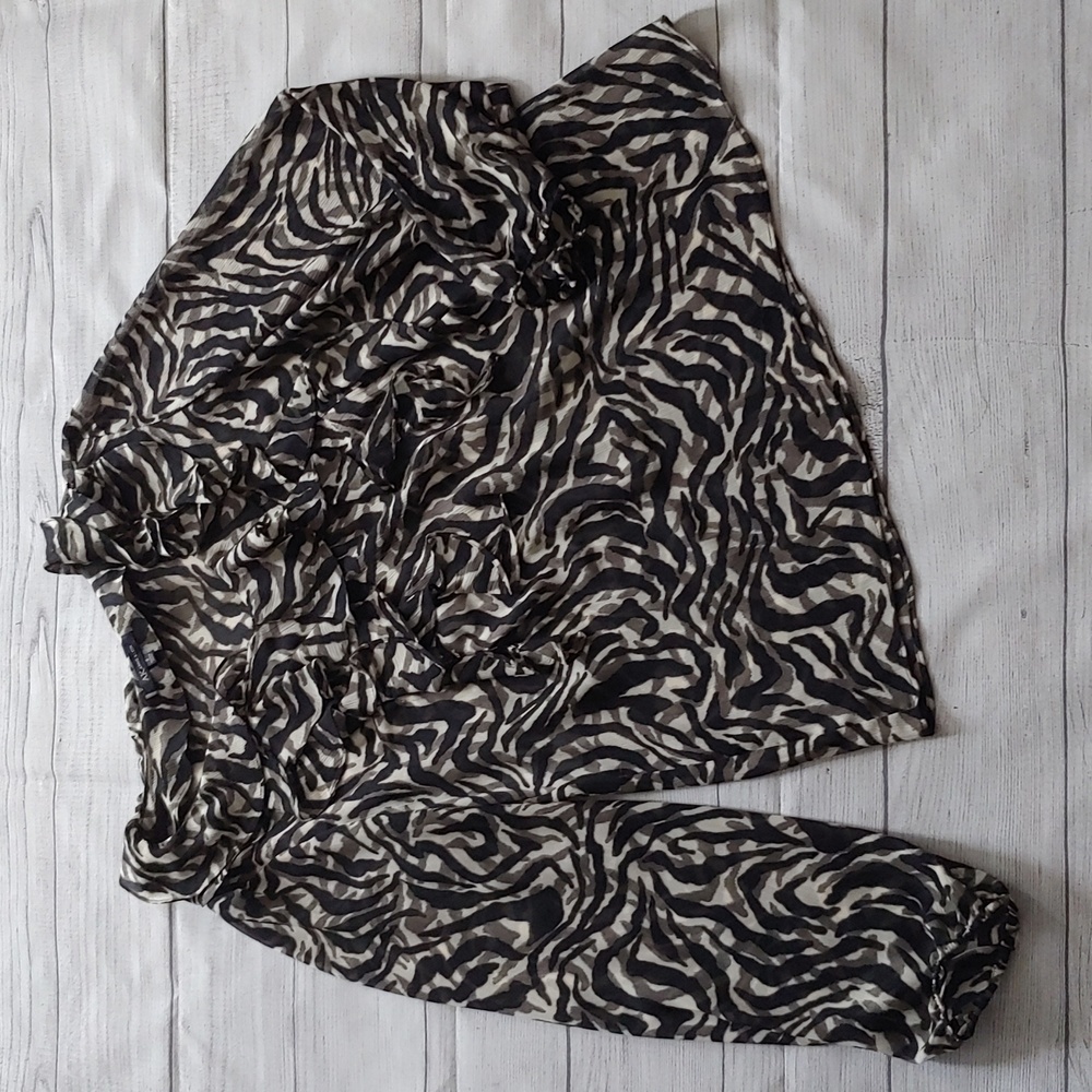 ANNE KLEIN ABSTRACT ANIMAL PRINT RUFFLE TOP - Picture 3 of 9